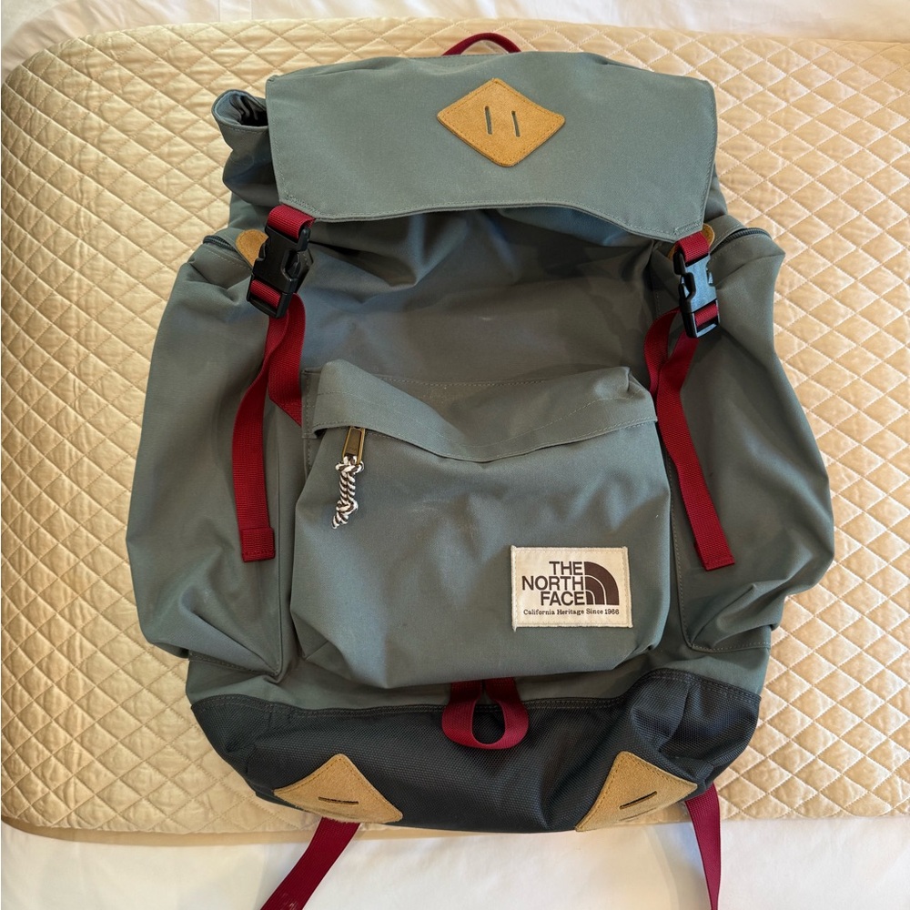 North face Backpack - barely used. In amazing condition!